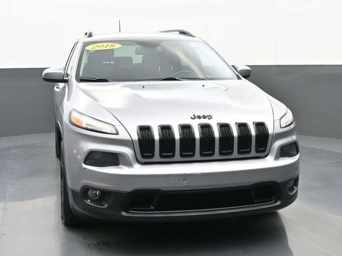Used 2018 Jeep Cherokee Latitude w/ Altitude Package FWD image 8