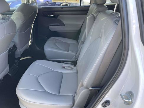 Used 2023 Toyota Highlander XLE AWD/4WD image 17