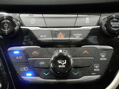 Used 2023 Chrysler Voyager LX FWD image 19
