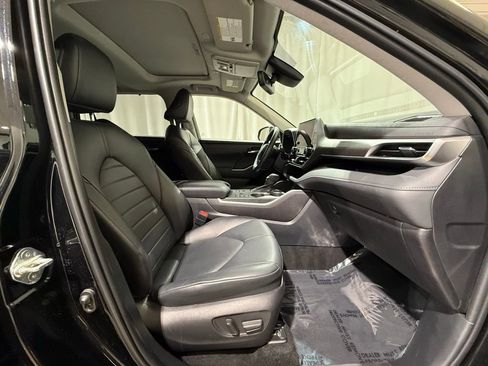 Used 2023 Toyota Highlander XLE AWD/4WD image 24