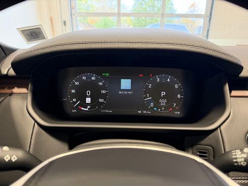 New 2025 Land Rover Discovery Dynamic SE image 23