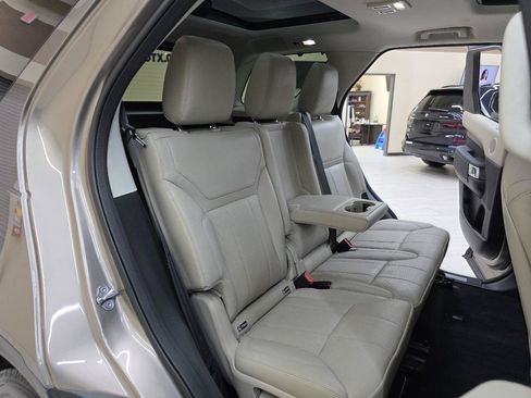 Used 2017 Land Rover Discovery HSE AWD/4WD image 25