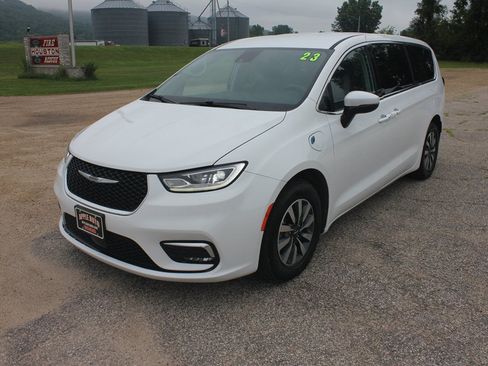 Used 2023 Chrysler Pacifica Touring-L FWD image 1