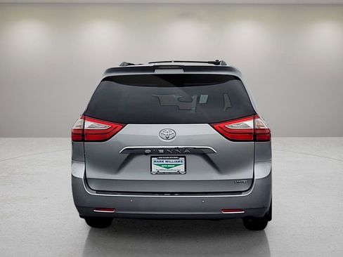 Used 2019 Toyota Sienna Limited image 7
