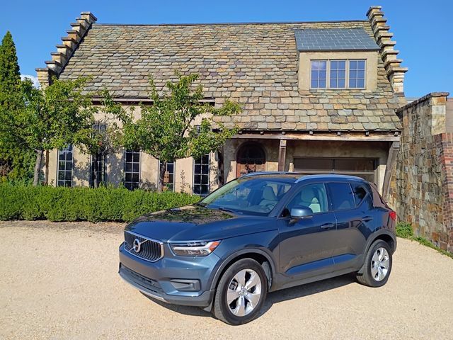Used 2022 Volvo XC40 T4 Momentum FWD image 1