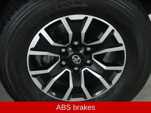 Used 2022 Toyota Tacoma TRD Sport image 11