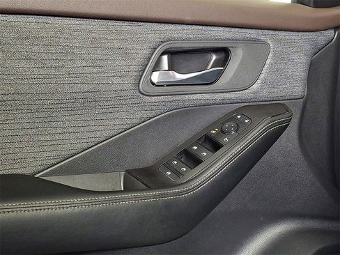 Used 2023 Nissan Rogue SV image 11