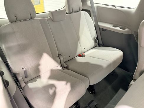 Used 2012 Toyota Sienna LE w/ Towing Pkg FWD image 23