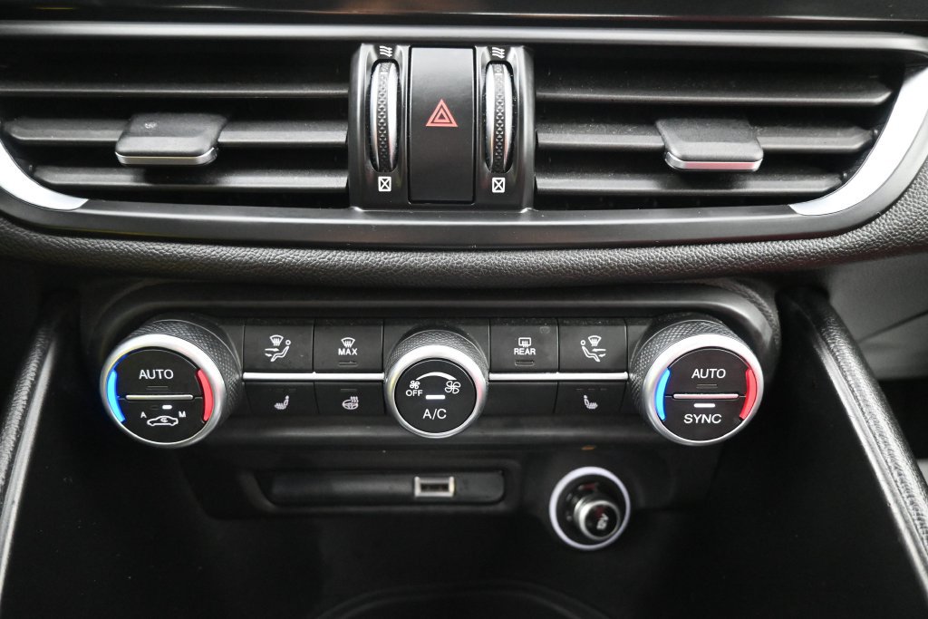 Used 2024 Alfa Romeo Giulia Veloce AWD/4WD image 12