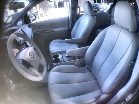 Used 2014 Toyota Sienna XLE image 14