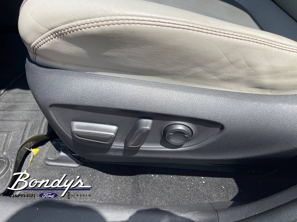 Used 2019 Toyota RAV4 Limited w/ Cold Weather Package FWD image 9