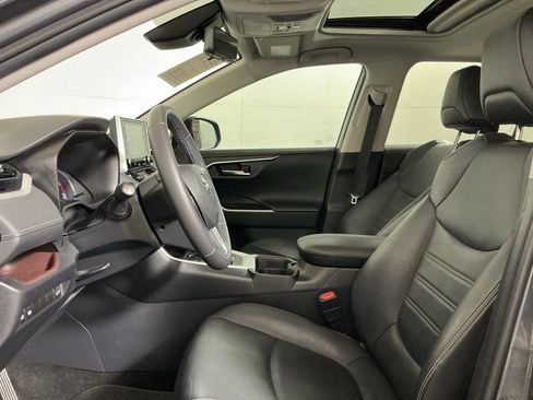 Used 2019 Toyota RAV4 Limited image 24