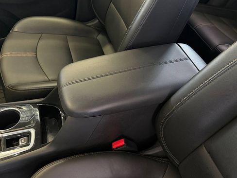 Used 2023 Chevrolet Equinox Premier FWD image 11