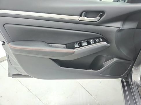 Used 2025 Nissan Altima 2.5 SR FWD image 29