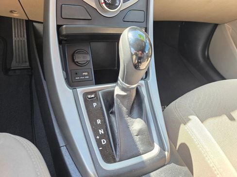 Used 2014 Hyundai Elantra SE FWD image 17