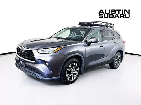 Used 2020 Toyota Highlander XLE AWD/4WD image 3