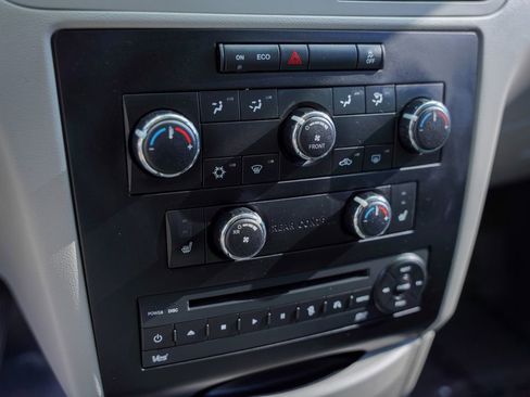 Used 2013 Volkswagen Routan SE FWD image 10