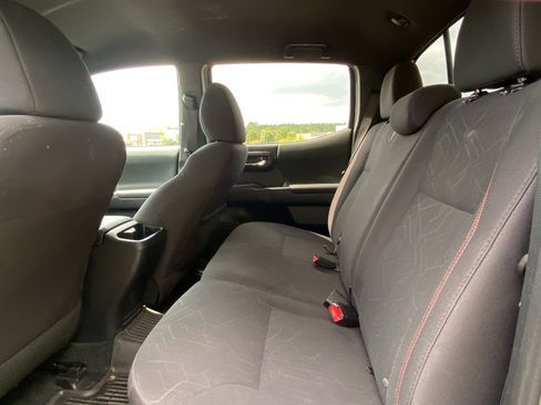 Used 2018 Toyota Tacoma TRD Sport w/ Technology Package AWD/4WD image 21