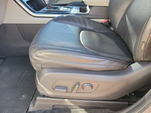 Used 2023 Kia Carnival LX image 5