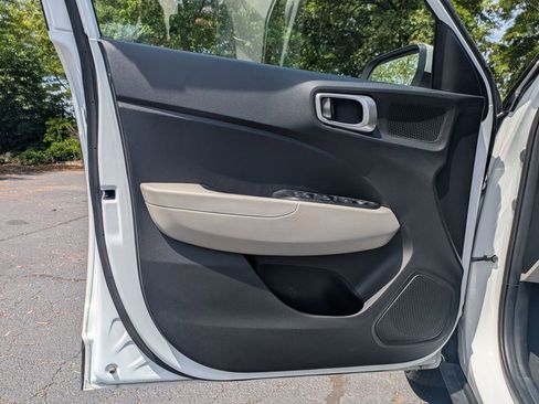 Used 2025 Hyundai Venue SEL FWD image 10