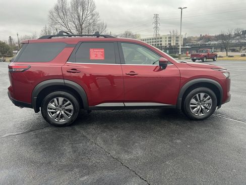 Used 2025 Nissan Pathfinder SV image 6