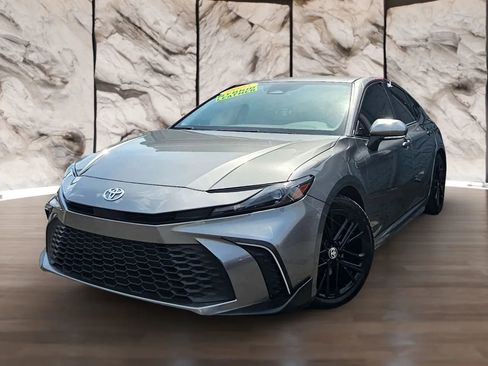 Used 2025 Toyota Camry SE w/ Convenience Package image 3