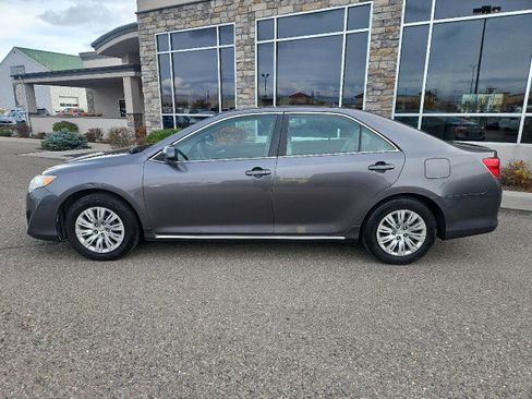 Used 2014 Toyota Camry LE image 2