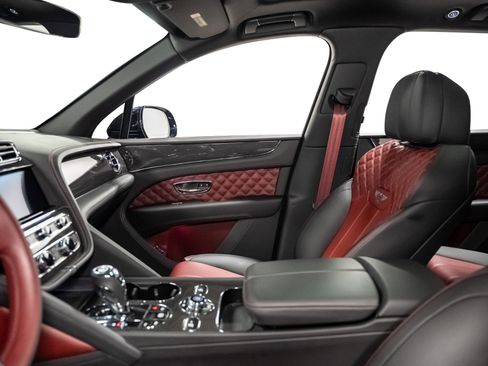 Used 2022 Bentley Bentayga image 58