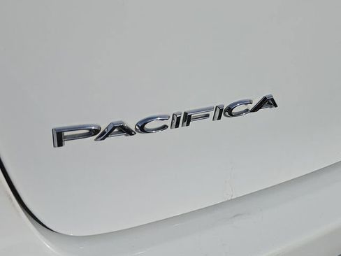 Used 2023 Chrysler Pacifica Touring-L image 21