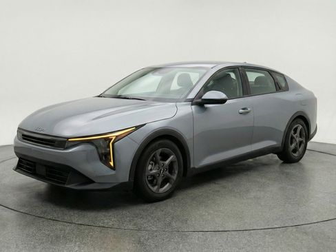 Used 2025 Kia K4 FWD image 3