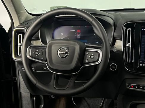 Used 2025 Volvo XC40 B5 Plus image 14
