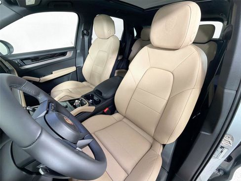 Certified 2026 Porsche Cayenne AWD/4WD image 5