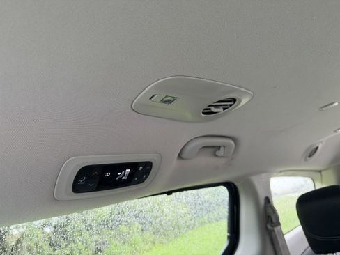 Used 2024 Chrysler Pacifica Touring-L FWD image 15
