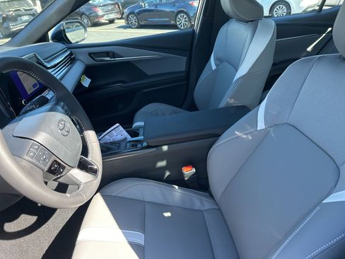 Used 2026 Toyota Camry SE w/ Convenience Package image 6