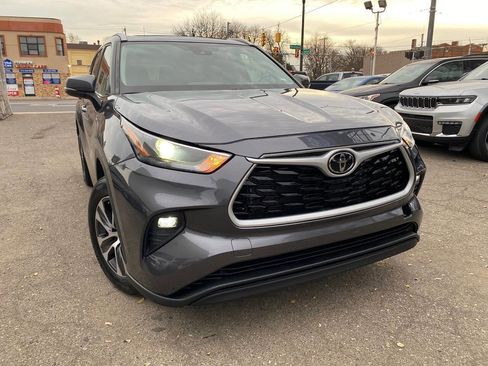 Used 2022 Toyota Highlander XLE image 4