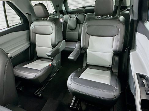 Used 2022 Ford Explorer XLT w/ Equipment Group 202A image 11