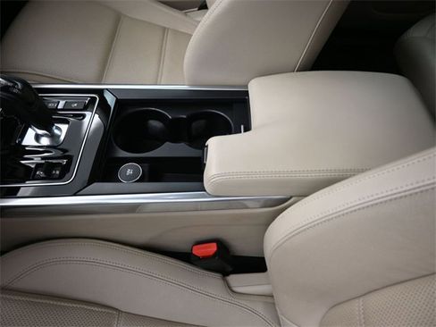 Used 2020 Jaguar XE S image 9