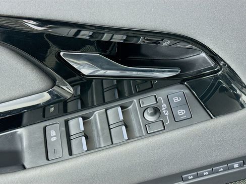 Used 2024 Land Rover Range Rover Evoque Dynamic SE image 23
