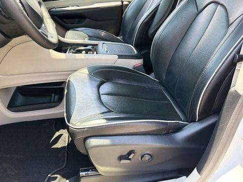 Used 2024 Chrysler Pacifica Limited FWD image 33