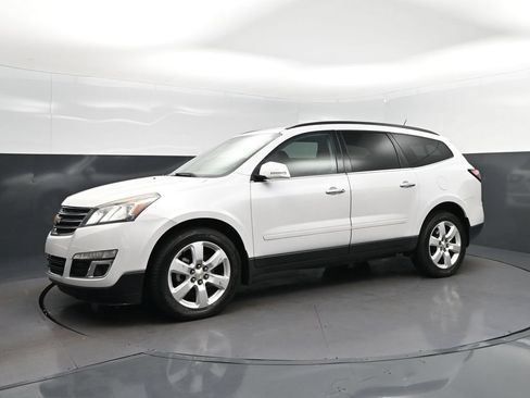 Used 2016 Chevrolet Traverse LT w/ Traveler's Package FWD image 3