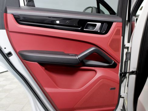 Used 2022 Porsche Cayenne Premium Pkg image 32