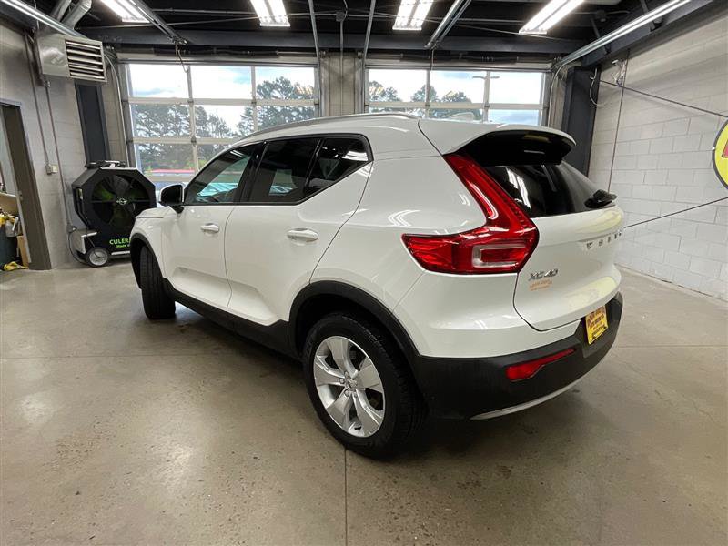 Used 2022 Volvo XC40 T4 Momentum FWD image 3