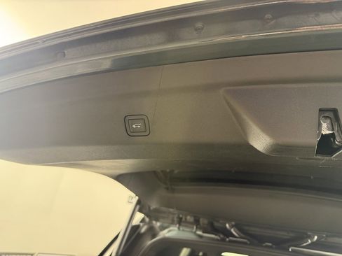 Used 2025 Chevrolet Tahoe Z71 w/ Comfort Package image 14