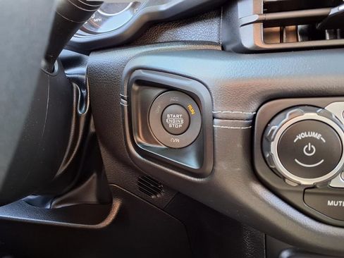 Used 2025 Jeep Wrangler Unlimited Rubicon AWD/4WD image 9