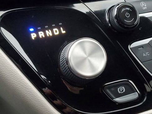 Used 2022 Chrysler Pacifica Touring-L image 17