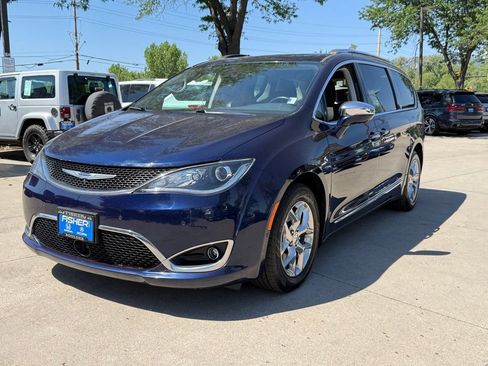 Used 2019 Chrysler Pacifica Limited w/ Advanced Safetytec Group FWD image 8