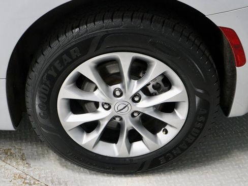 Used 2024 Chrysler Pacifica Touring-L image 19