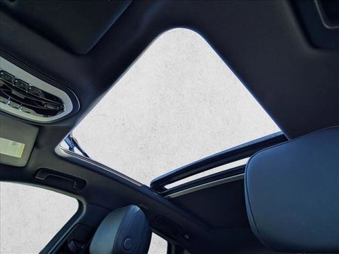 Used 2025 Porsche Macan image 27