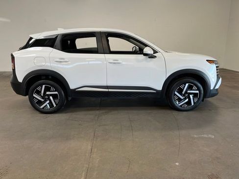 Used 2025 Nissan Kicks SV FWD image 2