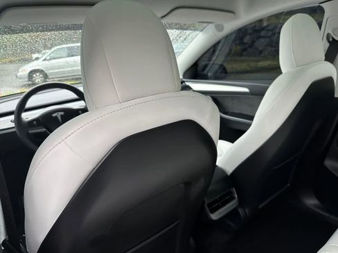 Used 2022 Tesla Model Y Performance image 9